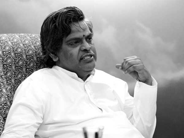 కొత్త దారిలో వెళ్లాలని చూస్తాడు