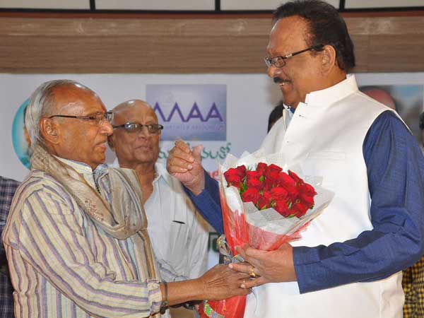 ఎలాంటి బ్యాక్గ్రౌండ్ లేకుండా