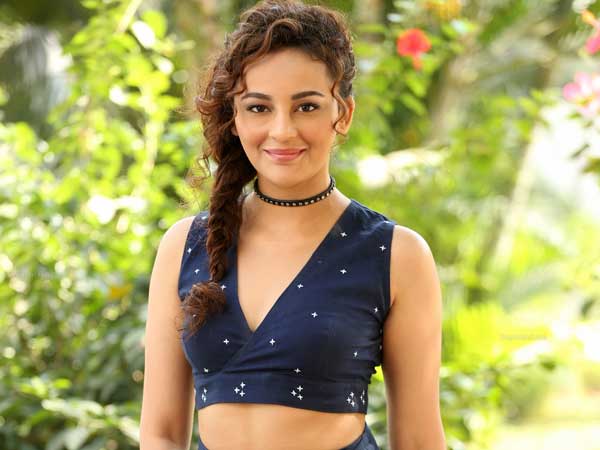 సీరత్ కపూర్ అందాలు
