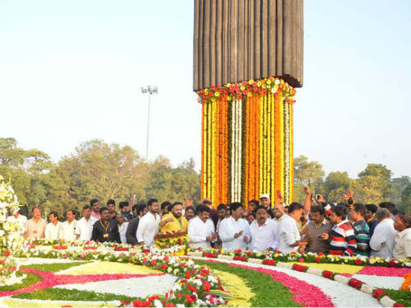 ఎన్టీఆర్ ఘాట్ వద్ద దృశ్యాలు