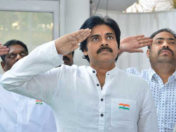 జాతీయగీతం ఆలపిస్తూ