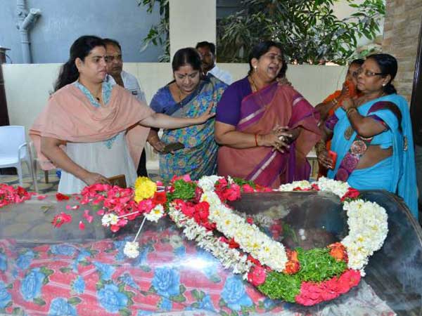 భోరున విలపించిన కవిత