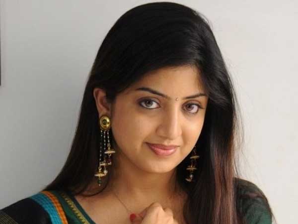 అమ్మాయిలను అడ్డంపెట్టుకొని అంటూ