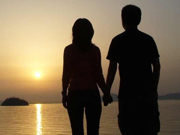 చట్టా పట్టాలు వేసుకొని