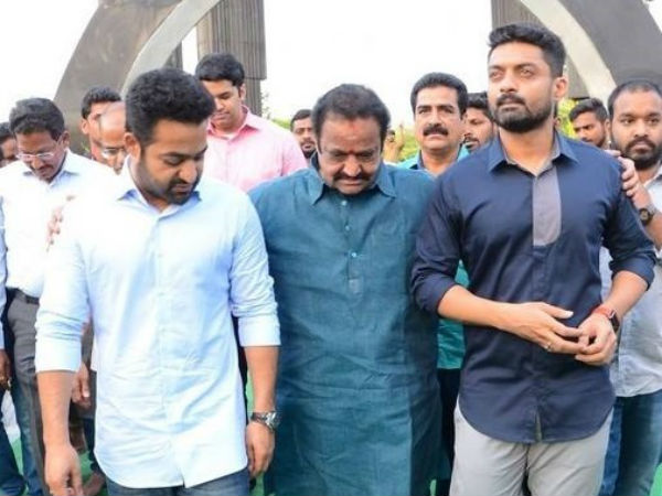 పాఠ్యాంశాల్లో ఎన్టీఆర్ చరిత్రను చేర్చాలి