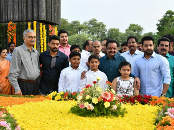 భారీ సంఖ్యలో అభిమానులు
