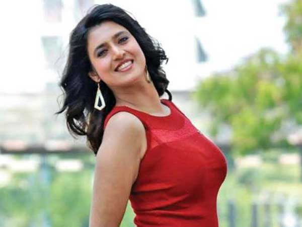 Troll shames Kasturi for item number despite being a mom Troll shames Kasturi for item number despite being a mom