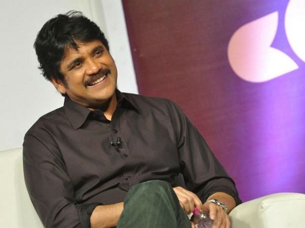 women-hulchul-at-nagarjuna-house-ap-political-upda