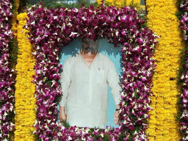 మహాప్రస్థానంలో హరికృష్ణ స్మారక స్థూపం