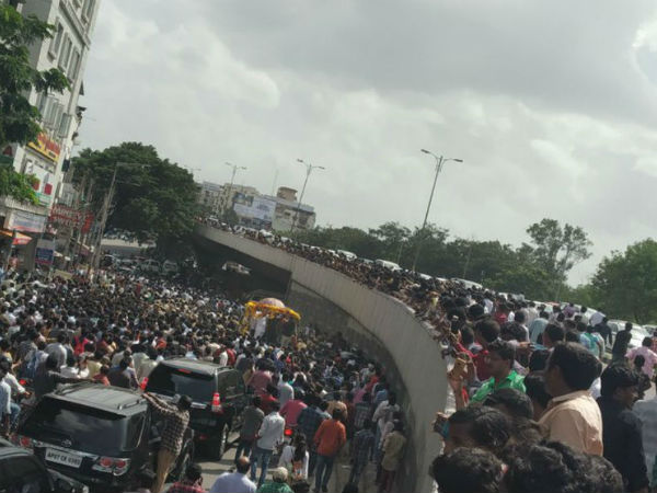 జనసంద్రంగా రోడ్లు