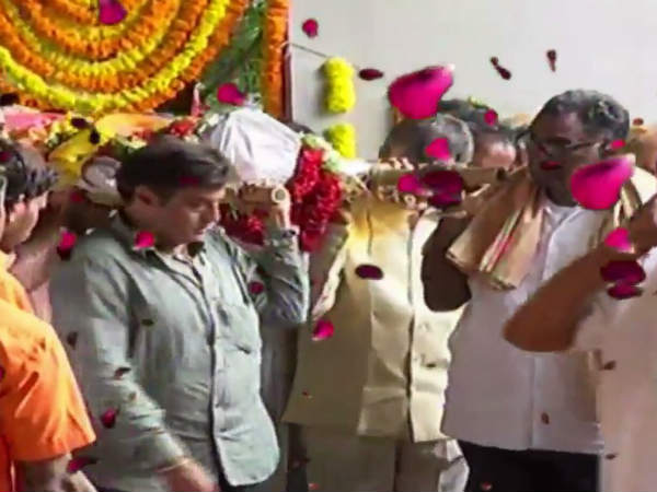 చివరగా పాడెను మోసిన బాలకృష్ణ