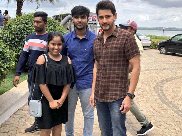 Super star Mahesh Photo moment with lady fan Super star Mahesh Photo moment with lady fan