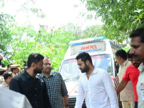 తండ్రిని మోస్తూ ఎన్టీఆర్, కళ్యాణ్ రామ్