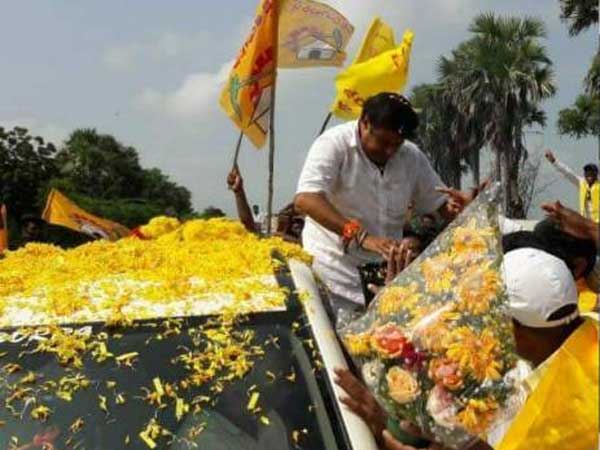 కాలితో తన్నాడు అంటూ