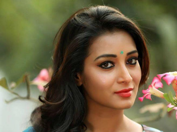 బుల్లితెరపై యాంకర్గా