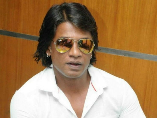 తలని గోడకేసి మోదారు