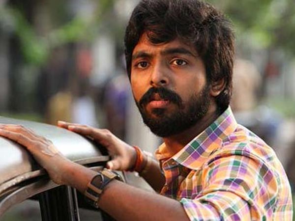 వేటకొడవళ్లతో