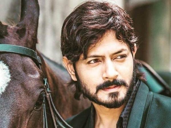 అందులో డ్రెస్సులు కొనండి