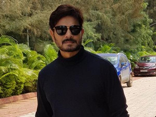 అందరూ మనవైపే చూడాలి