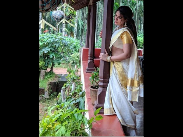 షకీలా పరిశ్రమకు దూరంగా