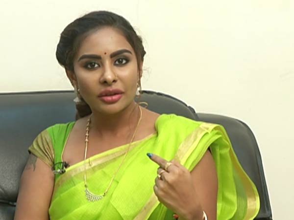 శ్రీరెడ్డి మరో సంచలనం: టీఆర్ఎస్ ఎమ్మెల్యే వేధింపులు, టాప్ ప్రొడ్యూసర్ ...