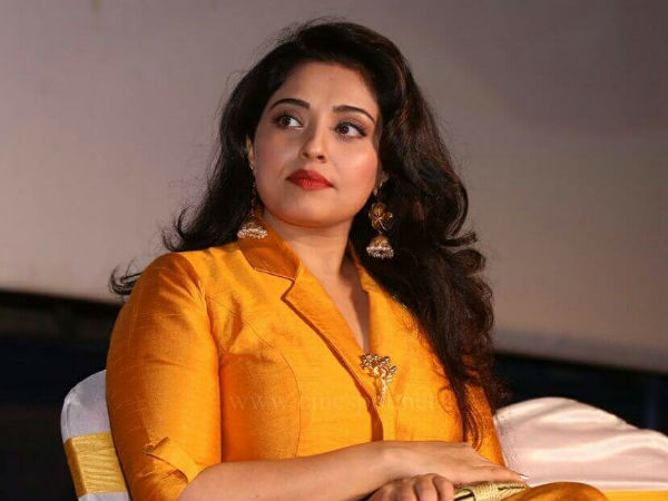 డైరెక్టర్ హద్దులు దాటాడు.. చెప్పుతో కొట్టా.. పవన్ కళ్యాణ్ హీరోయిన్ హాట్ కామెంట్స్!