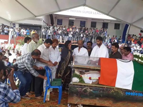 కంటతడి పెట్టిన రజనీకాంత్