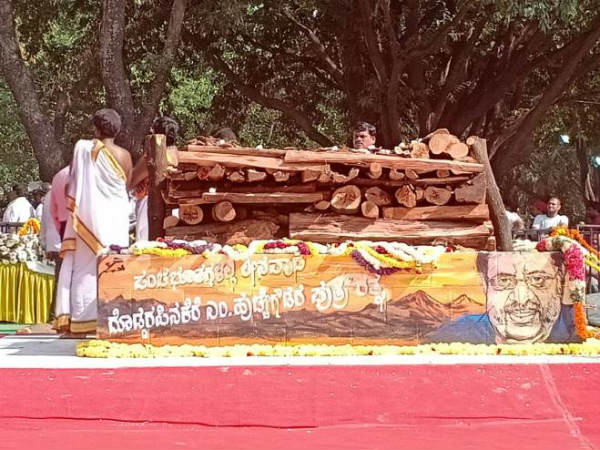 అంబరీష్ అంత్యక్రియలకు రాకపోవడంపై
