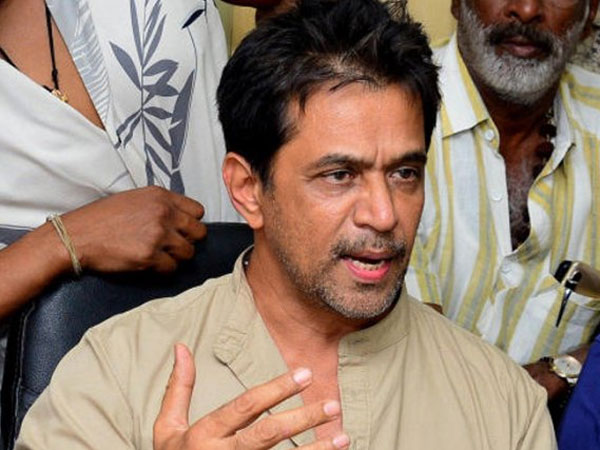 ట్రాఫిక్ సిగ్నల్ వద్ద రెస్టారెంట్ కు రమ్మని