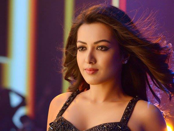 Catherine Tresa to shake leg with RamCharan for Item number Catherine Tresa to shake leg with RamCharan for Item number
