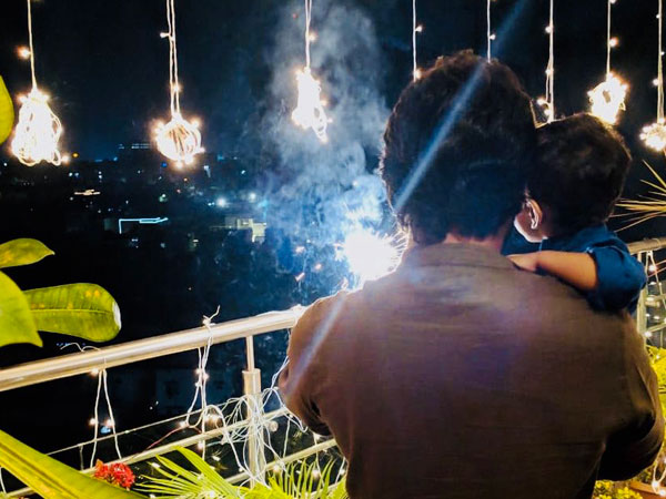కుమారుడితో కలిసి దీపావళీ పండుగ