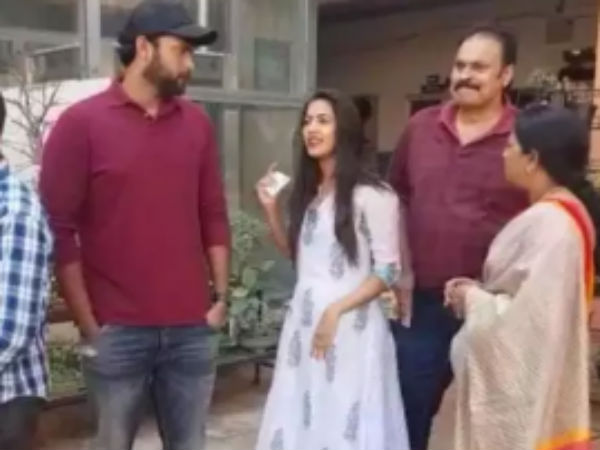 ఓటు వేసిన నాగబాబు