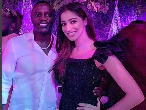 అర్ధరాత్రి పార్టీలో అకాన్తో