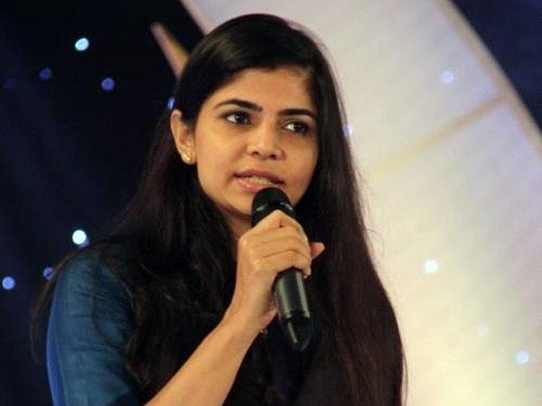 బ్లాక్ మెయిల్ చేస్తోంది