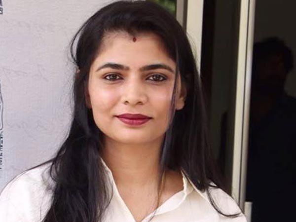 వైరముత్తు హగ్లో తప్పుడు ఉద్దేశ్యం