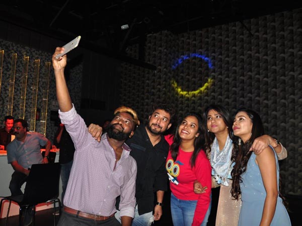 సెల్ఫీతో రైడా హంగామా