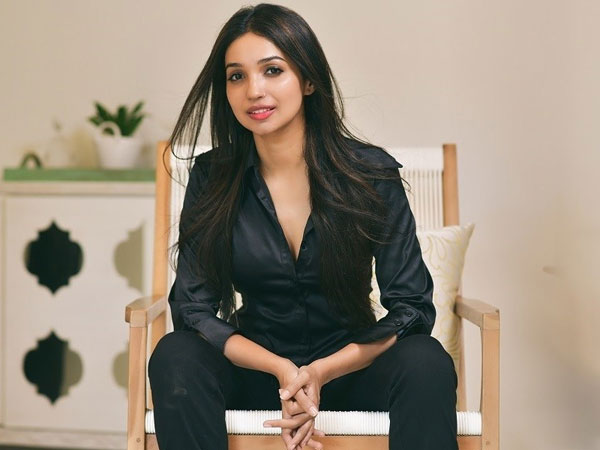 రివ్యూలు చూసి షాకైన కనికా ధిల్లాన్