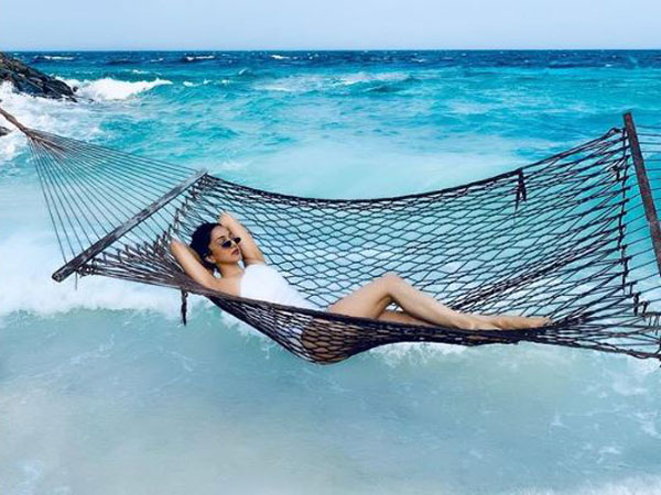 ఊయలలో సేద తీరుతూ కొత్త సంవత్సరానికి