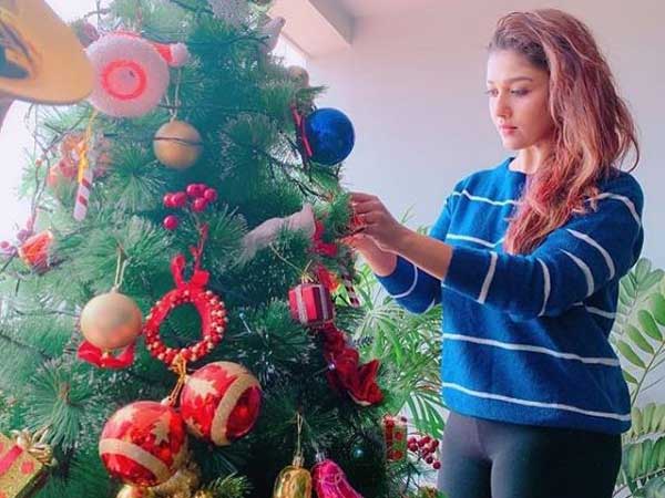 క్రిస్మస్ ట్రీ అలంకరిస్తూ...