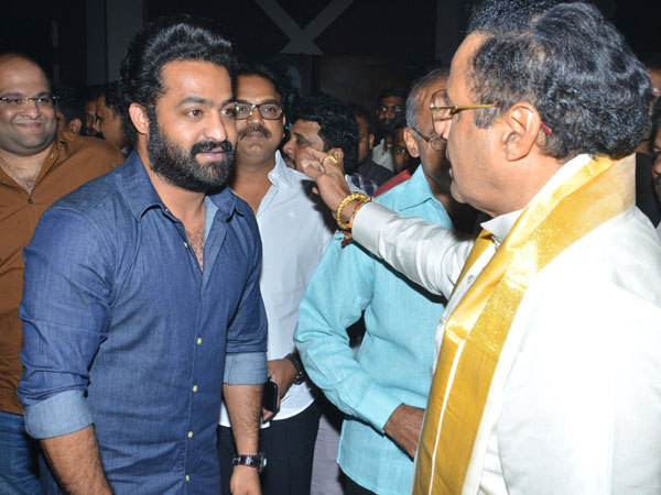 బాబాయ్ పక్కన ఇలా నిలబడితే