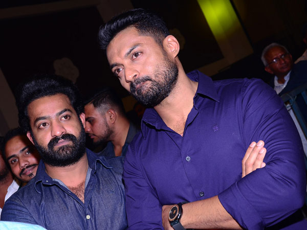 తొడగొట్టి తెలుగువాళ్ళం అని