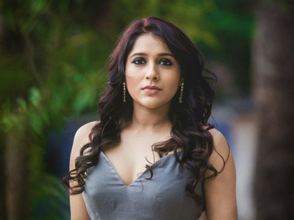 టీవీ షోల్లో కూడా క్లీవేజ్ ఎక్స్ఫోజింగ్ అవసరమా?