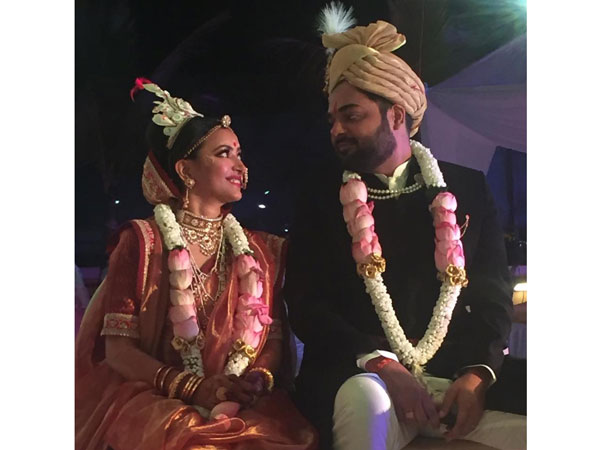 నవ వధూవరులుగా