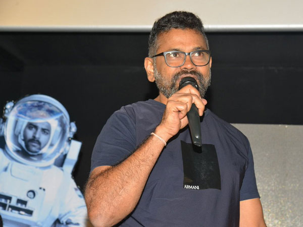 షూలు విసిరేసేవాడు...