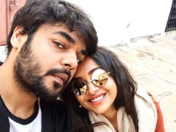 ప్రేమలో విహరిస్తూ