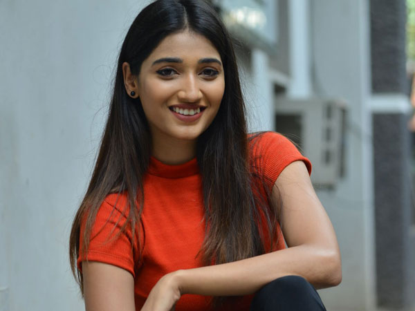 లిప్లాక్స్, స్మోకింగ్ సినిమా కోసమే... మా ఇంట్లో తెలుసు: ప్రియా వడ్లమాని