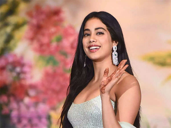 విజయ్ దేవరకొండపై జాన్వీ కపూర్ హాట్ కామెంట్.. ఉదయం లేవగానే, కరణ్ జోహార్ ప్రశ్న!