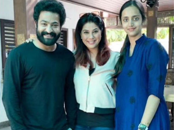 వైరల్ అవుతున్న జూ ఎన్టీఆర్ ఫ్యామిలీ ఫోటోస్... ఆవిడ వచ్చింది అందుకేనా?