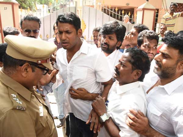 విశాల్ పదవి నుంచి దిగిపోవాలి
