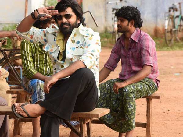 కథలో జోక్యం చేసుకున్నాడు